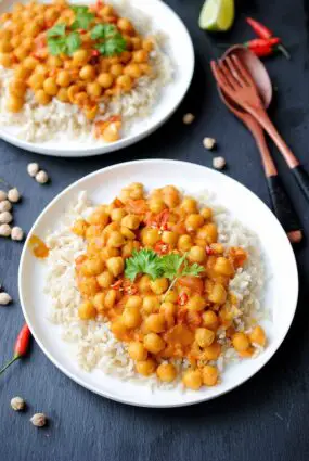 Indisches Kichererbsen-Curry mit braunem Reis