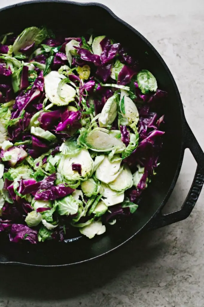Salade de choux de Bruxelles et de chou violet