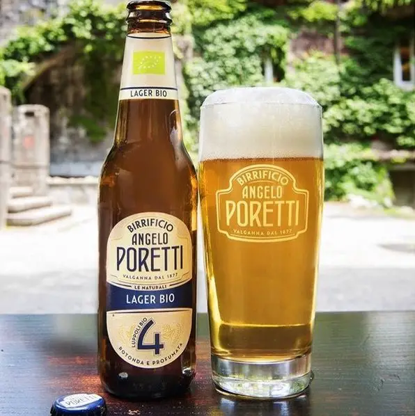 Flasche und Glas Bier Angelo Poretti.