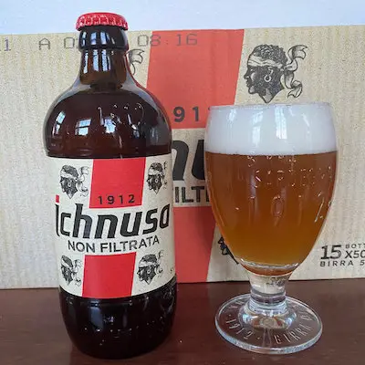 瓶和杯 Ichnusa 啤酒。