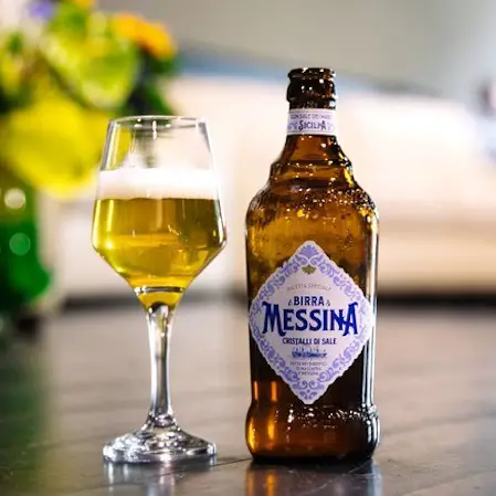 Garrafa e copo de cerveja Messina.