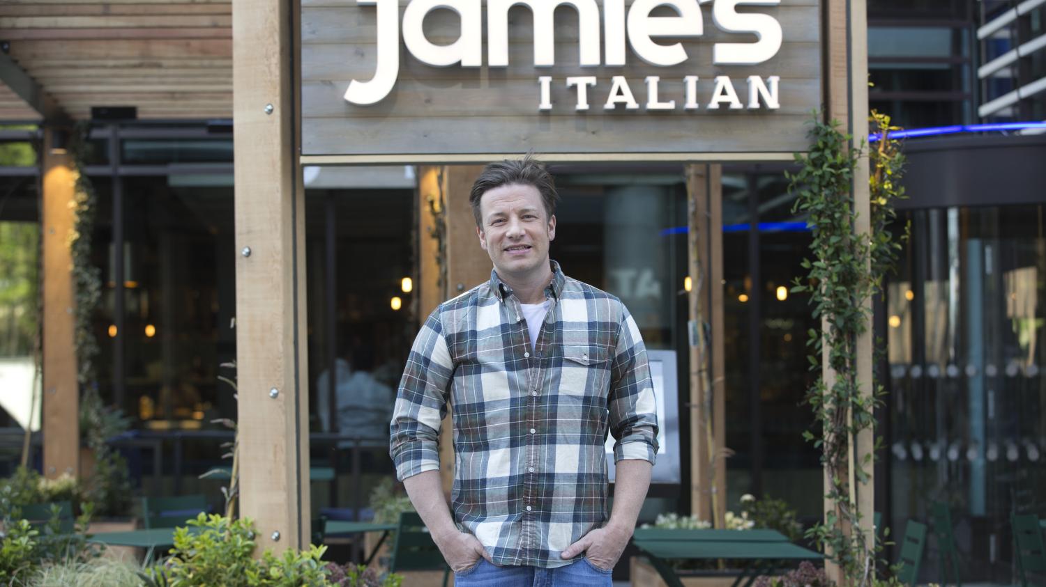 Jamie Oliver afuera de uno de sus restaurantes, Jamie's Italian.