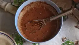 Chocolate derretido en un bol con un batidor. Crédito: Unsplash