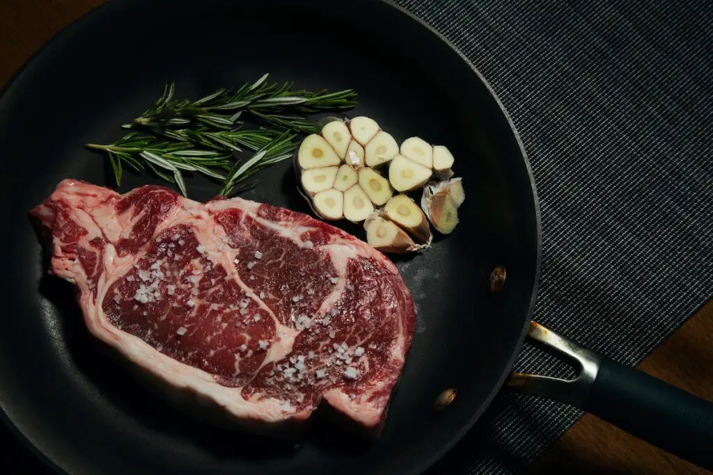 Steak de surlonge dans une poêle avec du romarin et de l'ail. Crédit : Unsplash