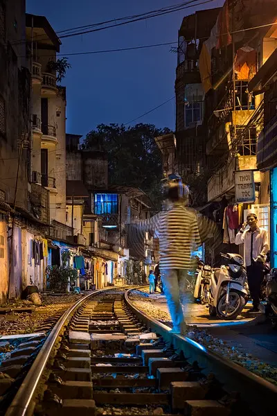 Eine Zuglinie, die durch ein Viertel in Hanoi führt. Bildnachweis: Unsplash