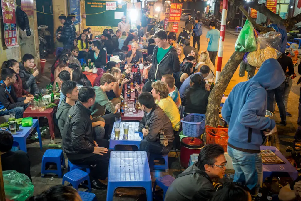 Bierstraßen-Action in Hanoi, wo sich Hunderte auf winzigen Hockern stapeln, um 25-c-Biere und verschiedene Bier-Snacks zu genießen. Bildnachweis: Jimmy Dau