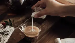Agregar suero de leche al café.