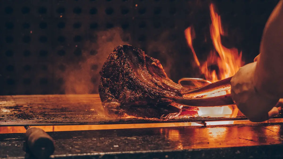 Cuisson d'un steak de tomahawk dans un grill Josper. Crédit : Unsplash