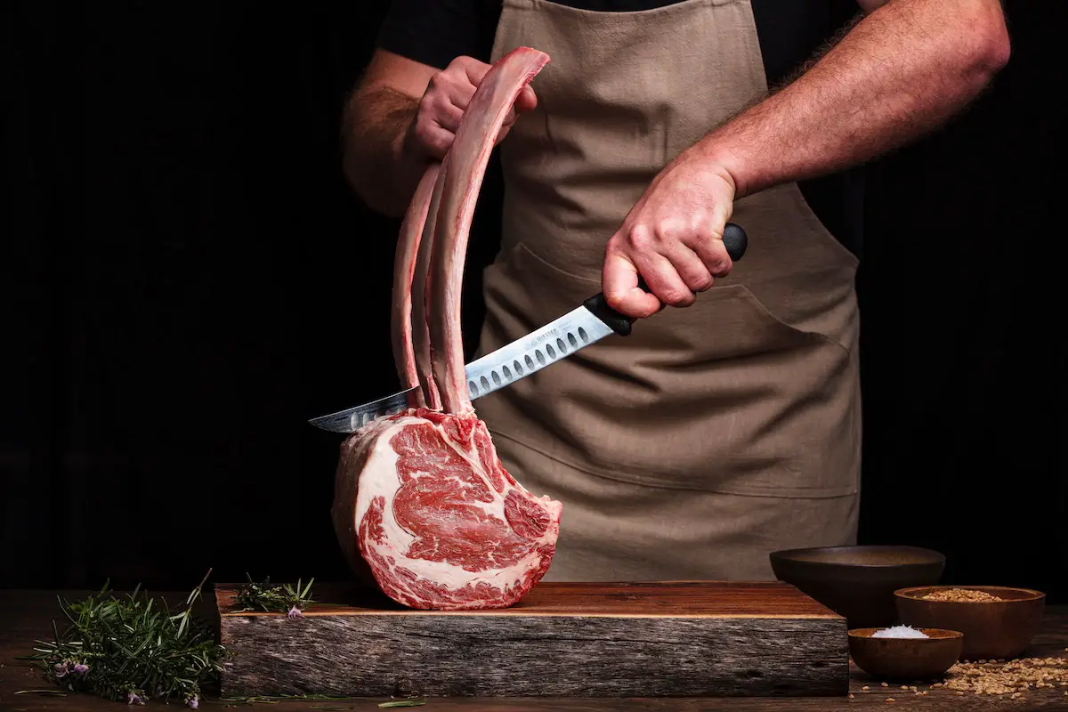 Couper un steak de tomahawk. Crédit : Unsplash