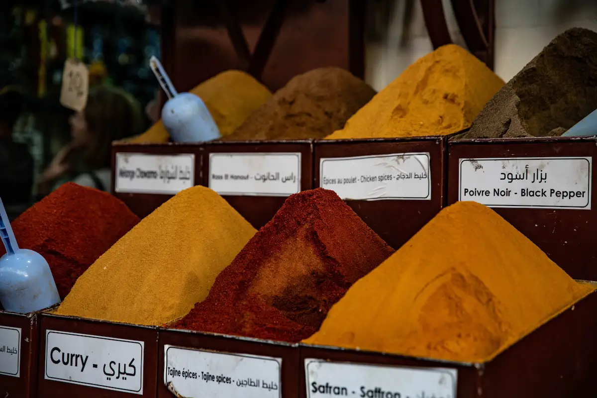 Curry in polvere in un mercato.