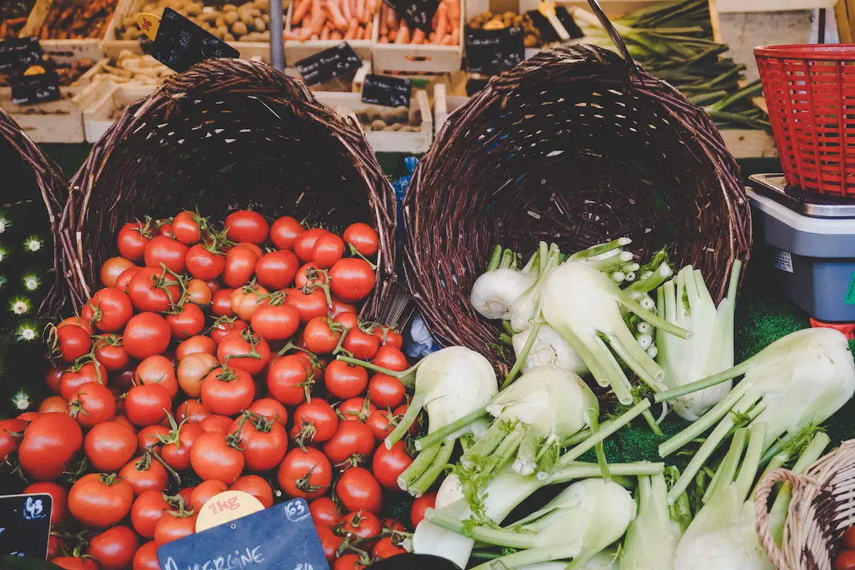 Fenchel und Tomaten an einem Marktstand in Toronto.