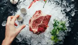 Combien de temps un steak congelé peut-il rester au réfrigérateur ?